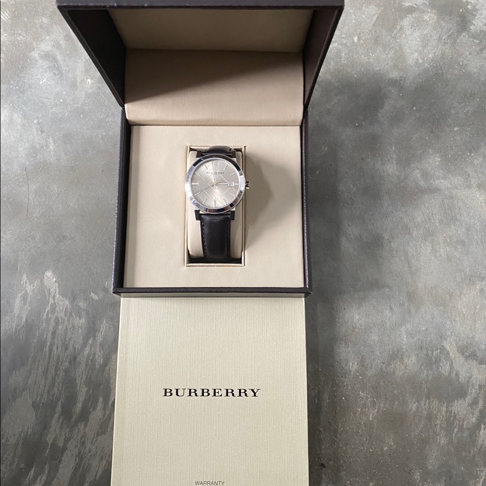 Authentic Burberry watch perfect condition - Picture 4 of 6